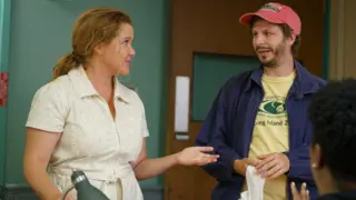 Im&aacute;gen ofical de Michael Cera y Amy Schumer en La Vida y Beth / Disney+