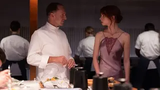 Anya Taylor-Joy y Ralph Fiennes en la pel&iacute;cula The Menu. / RRSS.