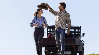 Victoria Justice y Adam Lemons en Un Maridaje Perfecto / Netflix