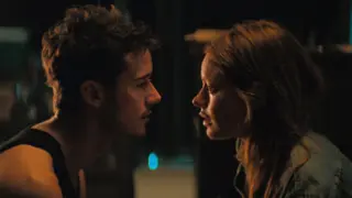 Camille Rowe interpreta a Roxana en Sin aliento. / Netflix