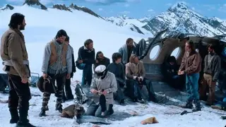 Juan Antonio Bayona en el rodaje la sociedad de la nieve./ RRSS