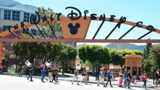 Miembros del piquete de WGA en Disney Studios el 13 de julio de 2023 en LA,California / RRSS