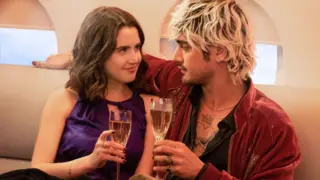 Laura Marano en Choose Love. / Netflix