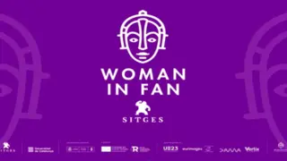 Woman in fan en el festival Sitges. / Sitges