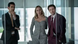 Emily Blunt y Chris Evans en El negocio del dolor. / Netflix