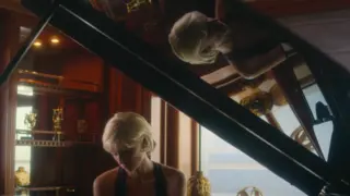 Elizabeth Debicki como la princesa Diana en la quinta temporada de The Crown. / Netflix