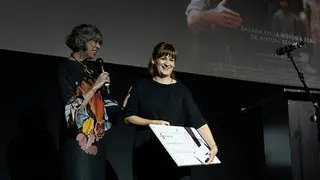 Patricia Font recibe el premio a mejor pelicula por El maestro que prometio  el mar, en el VI  Festival Cine Por Mujeres Madrid 2023 -  &copy;Ana Márkez