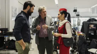 &Aacute;lvaro Morte, Gerardo Herrero y Mina El Hammani en el rodaje. / Miguel Go&ntilde;i