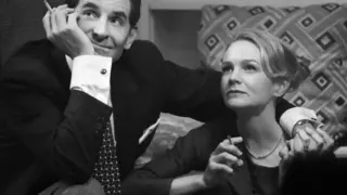 Bradley Cooper y Carey Mulligan, en la pel&iacute;cula Maestro. / Netflix.