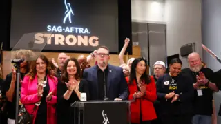 El presidente de SAG-AFTRA, Fran Drescher, y el director ejecutivo nacional, el negociador jefe Duncan Crabtree-Ireland y los miembros del Comit&eacute; de Negociaci&oacute;n de Televisi&oacute;n-Teatro en la conferencia de prensa de SAG-AFTRA. / RRSS