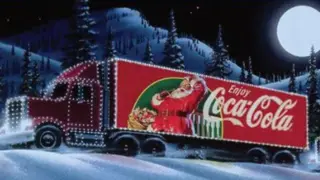 Un camión de la Coca-Cola iluminado para un spot. / Coca-Cola