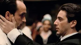 John Cazale y Al Pacino, en una de las escenas m&aacute;s m&iacute;ticas de El Padrino II. / Paramount