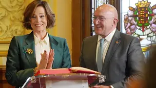 Sigourney Weaver sonriente con Jesús Julio Carnero, alcalde de Valladolid, en el Ayuntamiento. / ICAL