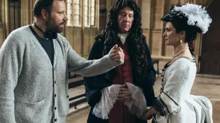Yorgos Lanthimos, director; junto a Rachel Weisz, actriz, durante el rodaje de La favorita. / RR SS.