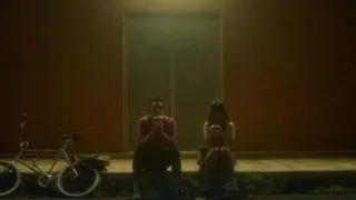 El d&iacute;a es largo y oscuro. / Productora.