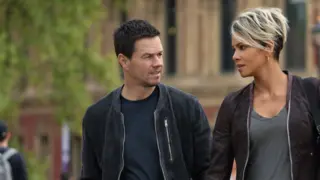 Halle Berry y Mark Wahlberg en El Sindicato. / Netflix