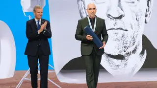 Alfonso Rueda aplaude a Luis Tosar. / Mundiario