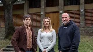 Miren Ibarguren, Rodrigo de la Serna y Milena Smiy en Los sin nombre. / Movistar Plus+