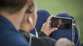 Ver películas en el móvil. / Pixabay