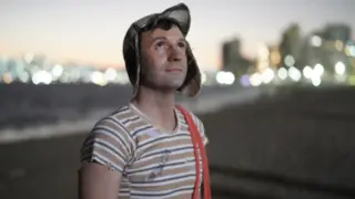 Pablo Cruz como Chespirito. / Max