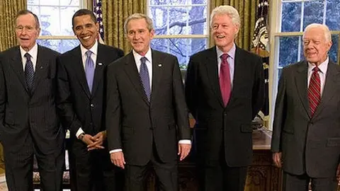 El presidente George W. Bush (centro), se re&uacute;ne con (de izquierda a derecha) el ex presidente George HW Bush, el presidente electo, Barack Obama, y los ex presidentes Bill Clinton y Jimmy Carter en la Casa Blanca el 7 de enero, 2009. / flickr