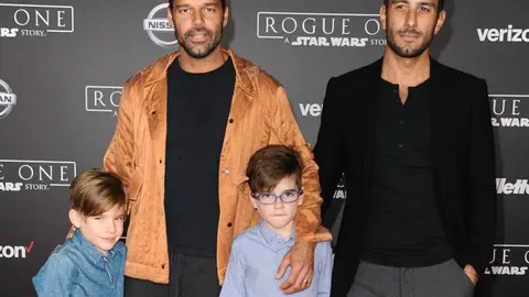 Ricky Martin posando con sus hijos y prometido. / Filmmagic