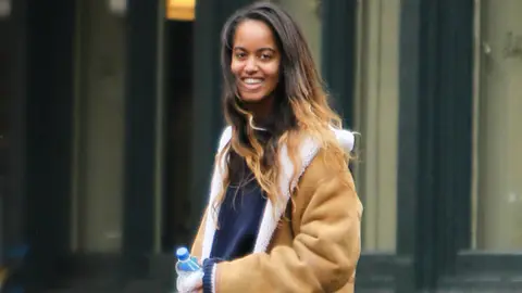 Malia Obama camino a su trabajo en New York. / Radar Online