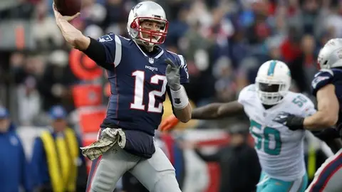 Tom Brady (12) y los Patriots lideran su sector sin mayores complicaciones. / Twitter.