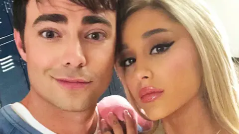 Ariana Grande y Jonathan Bennett para el video de Thank U, Next. / RR SS.