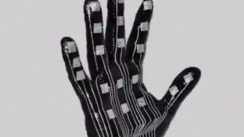 Piel electr&oacute;nica flexible para interacciones de los robots. / American Chemical Society.