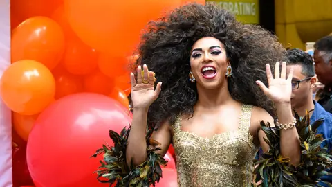 Nueva York, USA,  20 Junio 2019.  Drag queen Shangela saluda al llegar al evento en Times Square  Foto: Enrique Shore