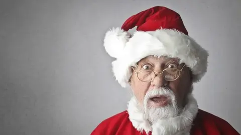 Un hombre disfrazado de Santa Claus. / Pexels.com.