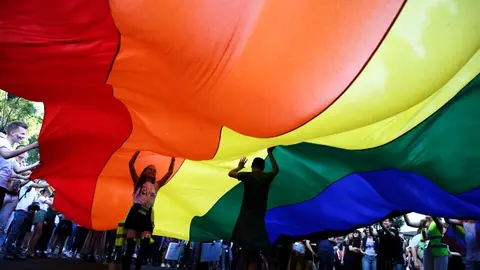 Banderas LGBTIQ+ en una marcha por el Orgullo. / Antena3