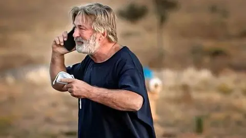 Alec Baldwin en el set de grabaci&oacute;n para la pel&iacute;cula "Rust". / Santa Fe New Mexican