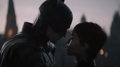 Robert Pattinson y Zo&euml; Kravitz en la pel&iacute;cula The Batman. / RR SS