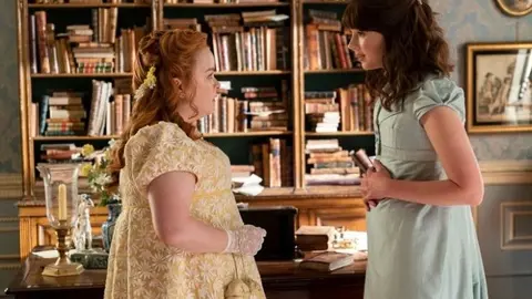 Nicola Coughlan y Claudia Jessie en la serie Bridgerton. / Productora.