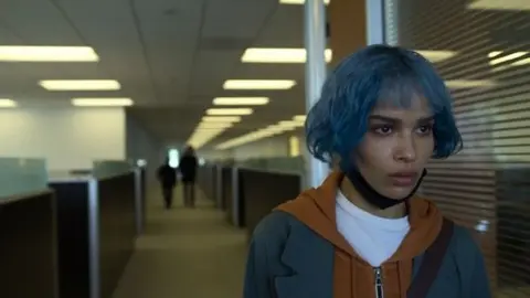 Zo&euml; Kravitz en la serie de HBO Max, Kimi. / Productora.