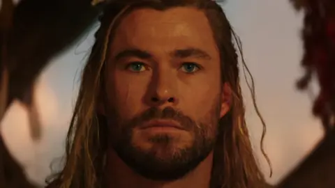 Chris Hemsworth en la pel&iacute;cula Thor: Love and Thunder. / RRSS.