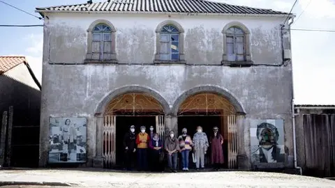 Arte en 2021 en la fachada del antiguo cine de Bri&oacute;n (A Coru&ntilde;a), que data de 1949. / Mundiario