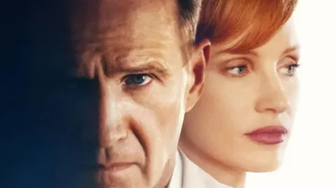 Jessica Chastain y Ralph Fiennes en la pel&iacute;cula The Forgiven. / RRSS.