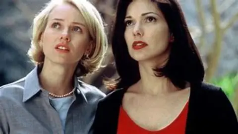 Fotograma de Mulholland drive, con sus dos protagonistas: Naomi Watts y Laura Harris
