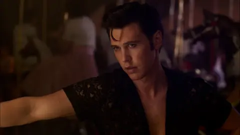 Austin Butler, el protagonista de la película Elvis. / YouTube