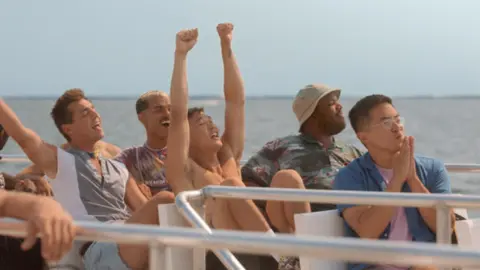 Imagen oficial de Fire Island. / Hulu