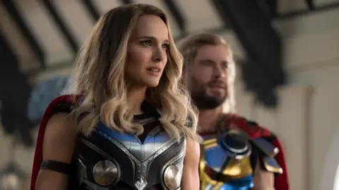 Imagen oficial de Natalie Portman como Mighty Thor. / Disney