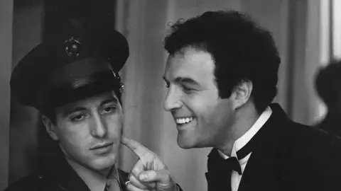 Al Pacino junto a James Caan, durante el rodaje de El Padrino. / @bestofpacino