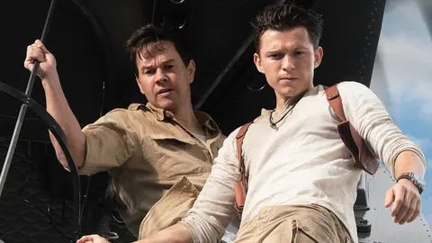 Mark Wahlberg y Tom Holland en la pel&iacute;cula de Uncharted. / IMDB