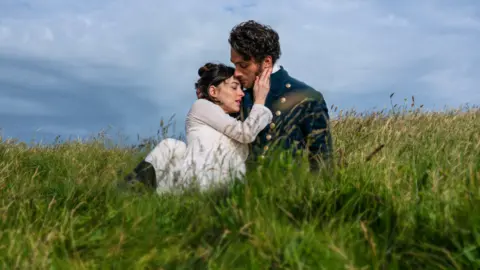 Imagen oficial de Persuasion. / Netflix