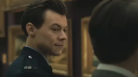 Harry Styles en la pel&iacute;cula My Policeman. / Prime Video.