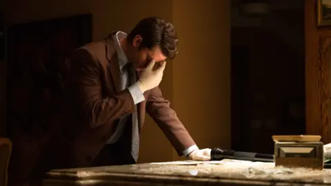 Andrew Garfield en Por mandato del Cielo. / Disney Plus