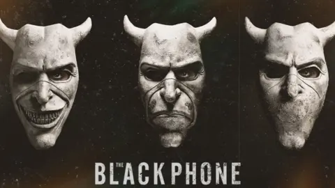 Banner promocional de El tel&eacute;fono negro. / Universal Pictures
